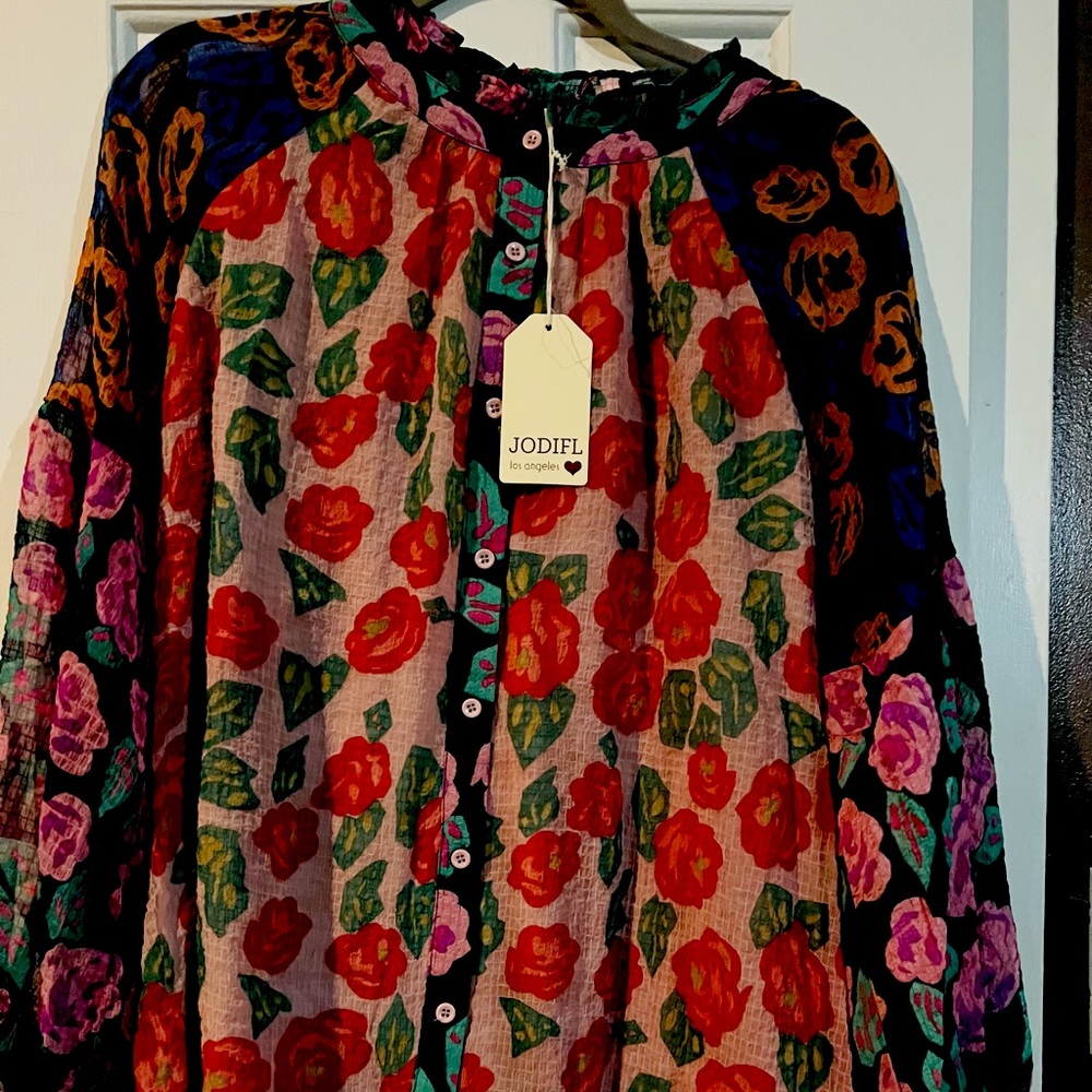 Spring top floral 2x and super cute. No longer has tags!